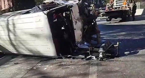 Dos accidentes de tránsito en la Autopista El Alto- La Paz dejan alrededor de 15 heridos