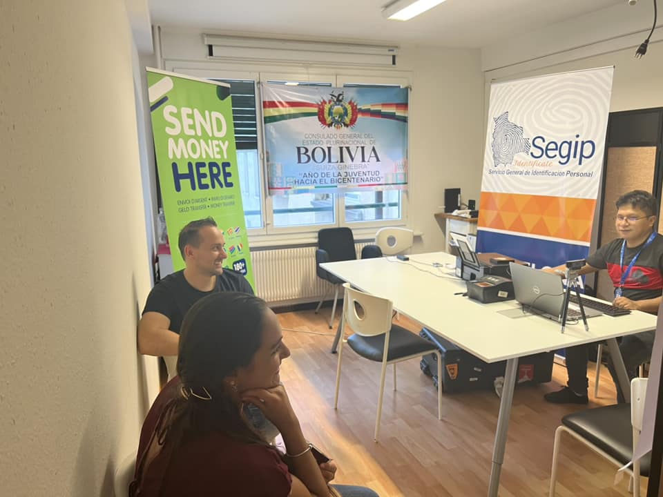 Brigada del Segip cedula a residentes bolivianos en el Consulado de Bolivia en Suiza