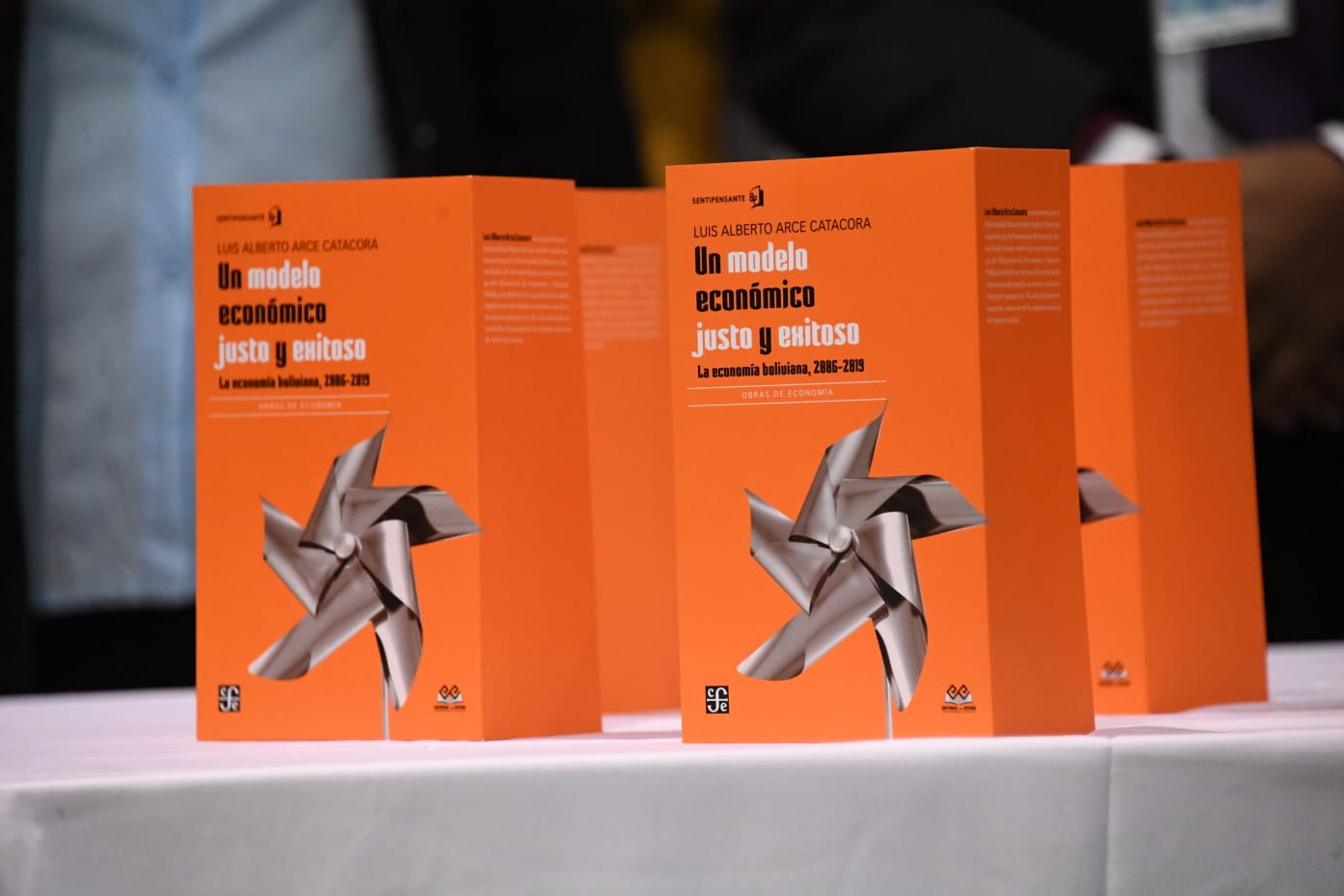 Viceministra destaca presentación del libro "Un Modelo Económico Justo y Exitoso" y anuncia que ya se elabora el tomo II