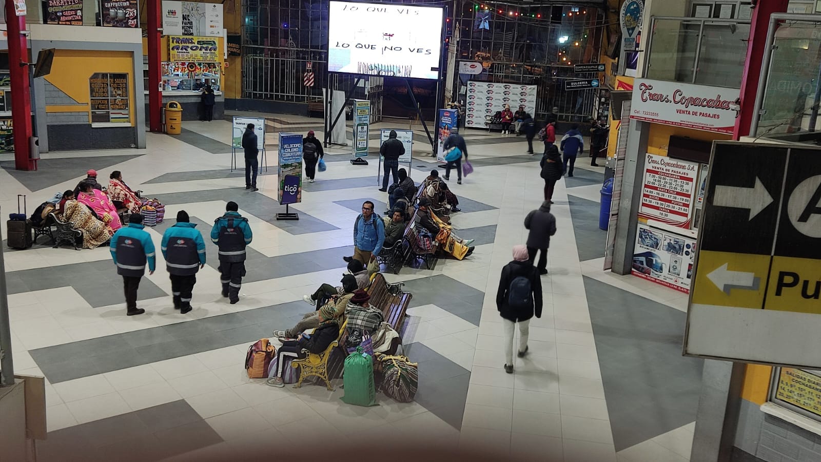 Tránsito suspende salidas de buses de la terminal de La Paz por el paro en El Alto