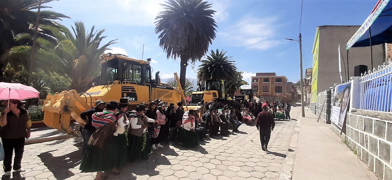 FNDR financia con Bs 8,6 millones compra de maquinaria pesada para Inquisivi y Bella Flor