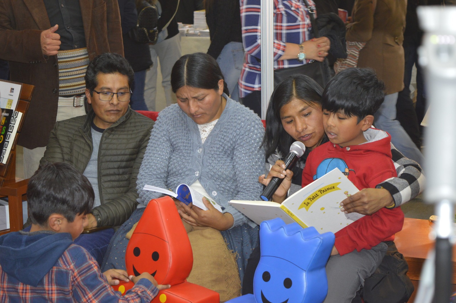 El Principito traducido al aimara logró gran éxito en la Feria del Libro de La Paz 