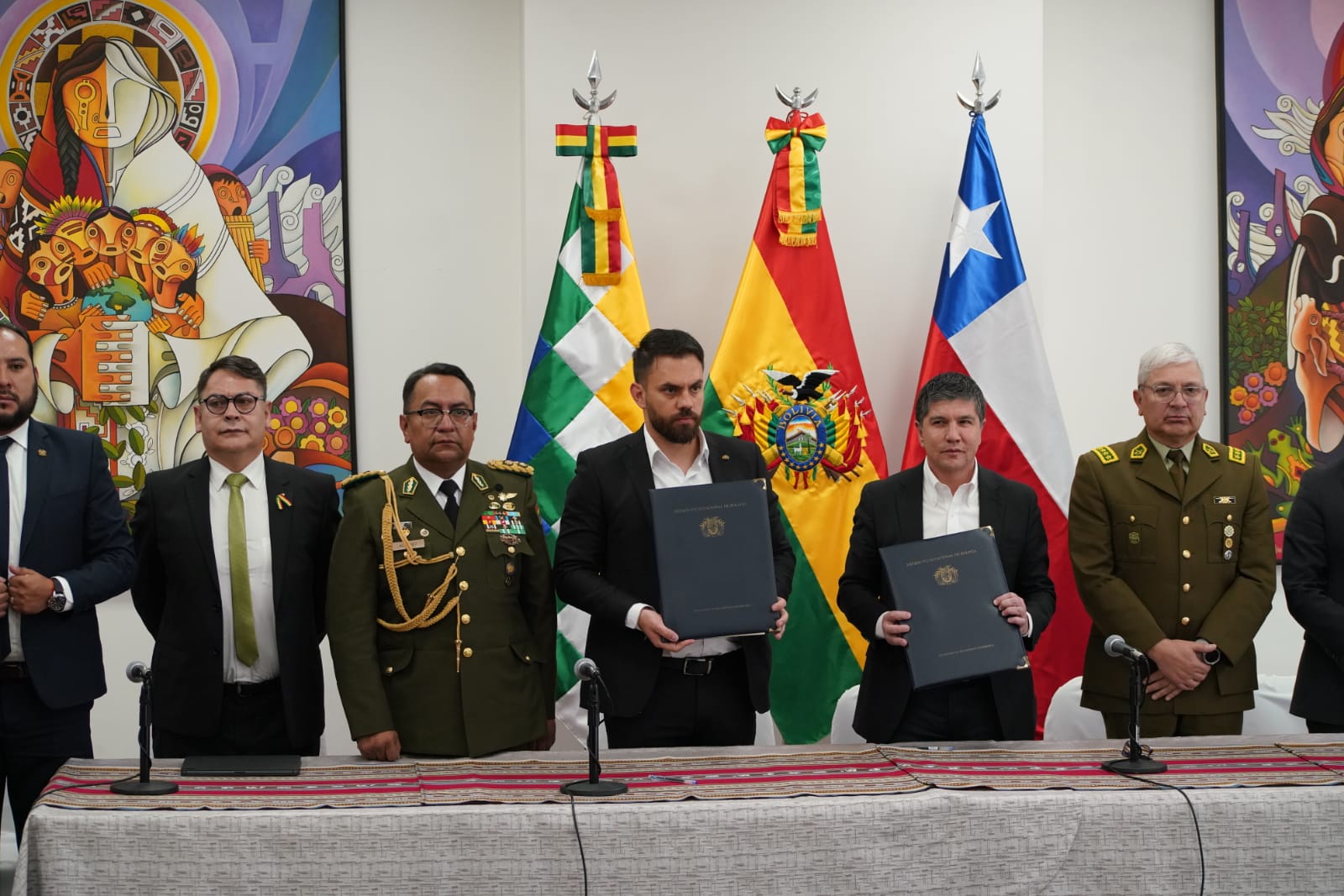 Bolivia y Chile acuerdan lucha contra el robo de autos y trata de personas, alistan operativos conjuntos en frontera