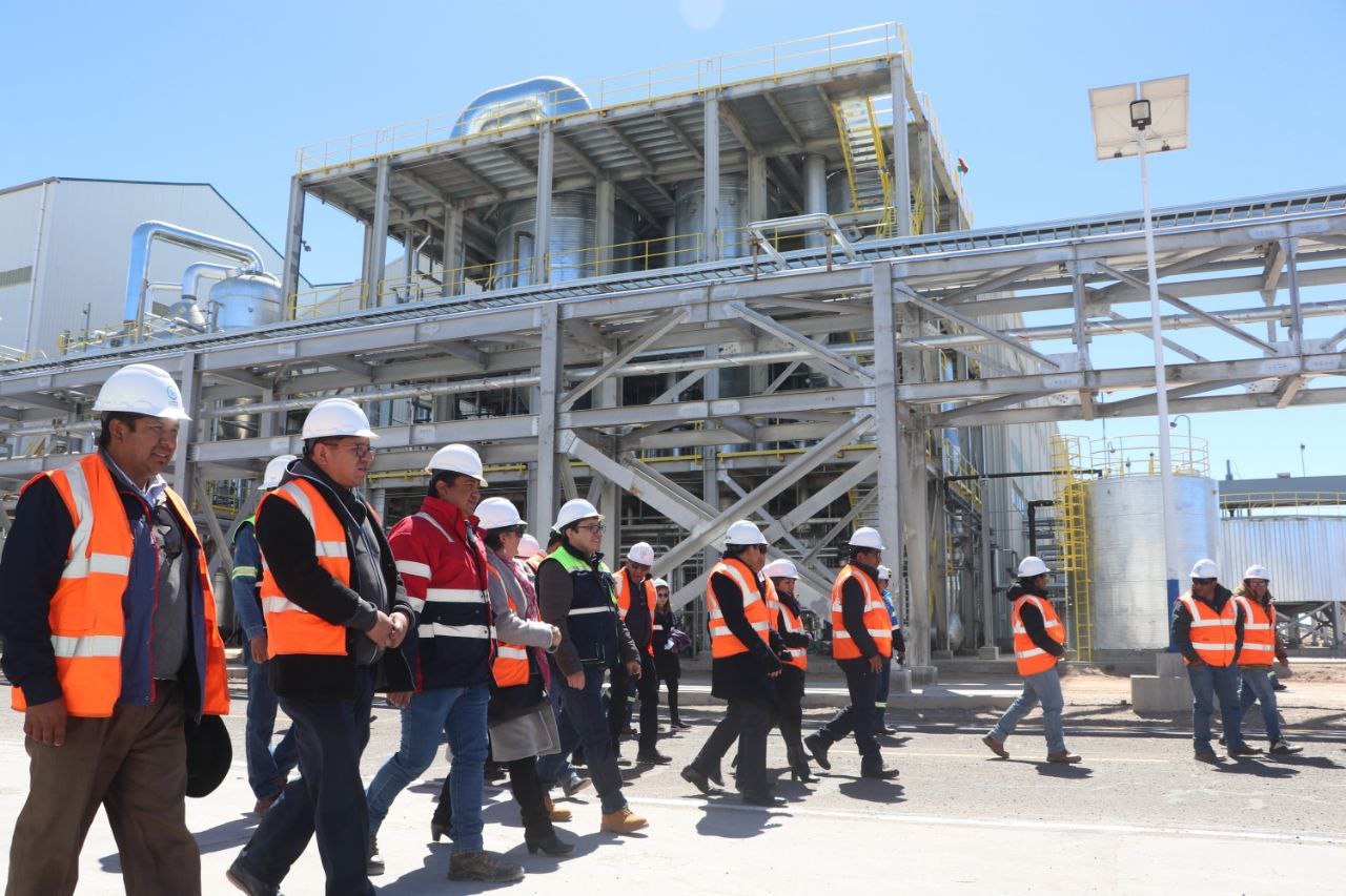 Ministros y Alto Mando Militar verifican conclusión mecánica e inicio de pruebas de arranque en la Planta Industrial de Carbonato de Litio