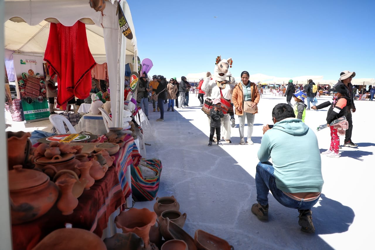 Productores y operadores de turismo muestran el potencial económico del Salar de Uyuni y de Laguna de Colores 