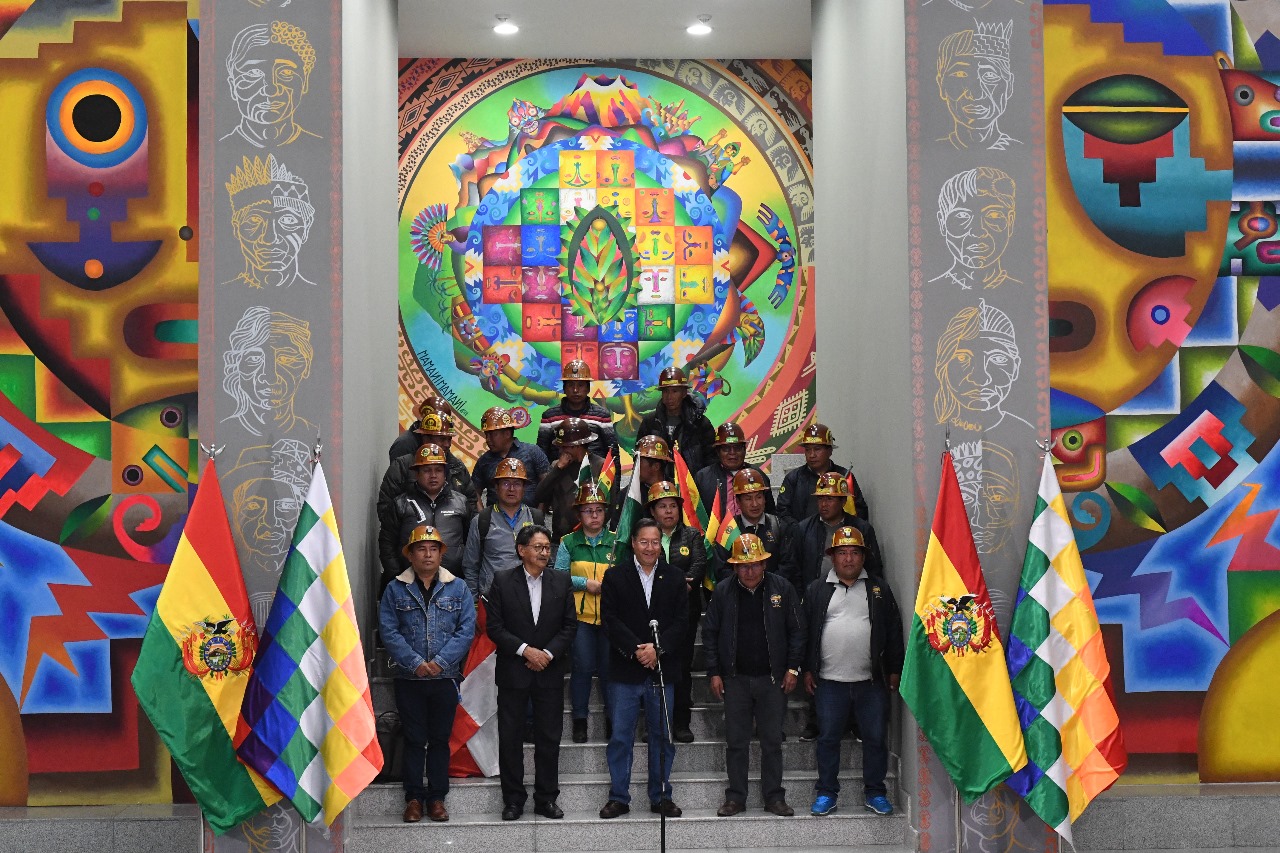 Cooperativistas mineros respaldan con multitudinaria marcha al presidente Arce y reafirman la unidad