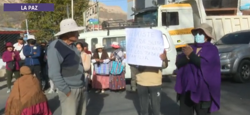 Padres de familia bloquean Mallasa exigiendo a la alcaldía paceña aclarar el caso de intoxicación de estudiantes 