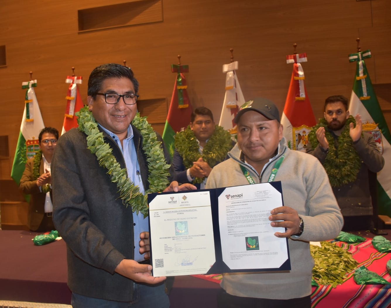 Entrega del certificado del Senapi a Adepcoca. Foto: MDPyEP.