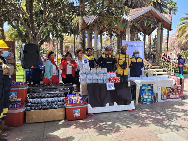 Lotería entrega ayuda solidaria a bomberos de la ciudad de Tarija