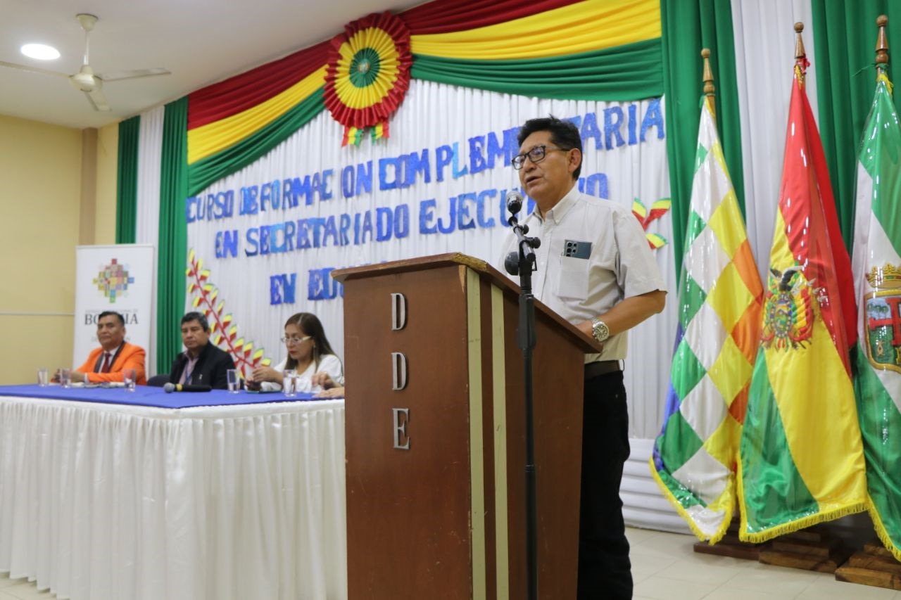 Ministro exhorta a secretarias y secretarios de instituciones educativas a erradicar la burocracia, agilizar trámites y atender con calidez