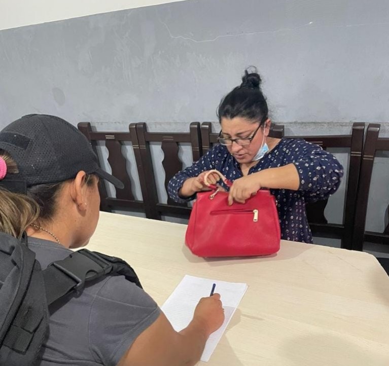 Aprehenden a activista involucrada en la golpiza a la asambleísta Muriel Cruz