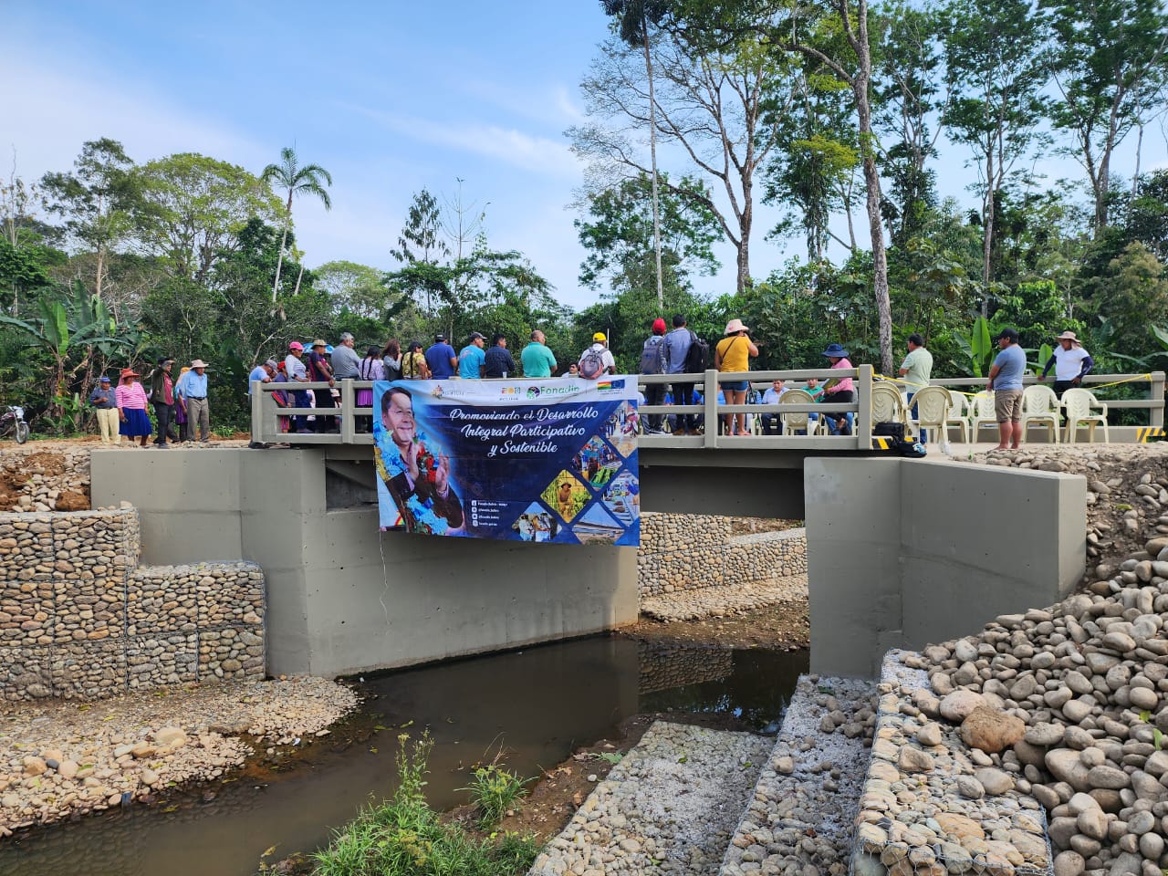 Gobierno entrega en Chimoré puente y sistema de cable vía para fortalecer al agro 