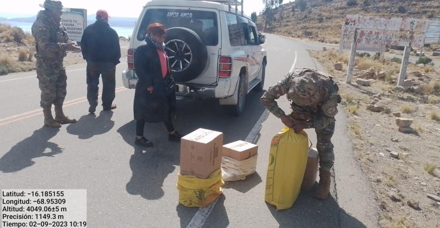 Militares comisan celulares y medicamentos de contrabando cerca del estrecho de Tiquina 