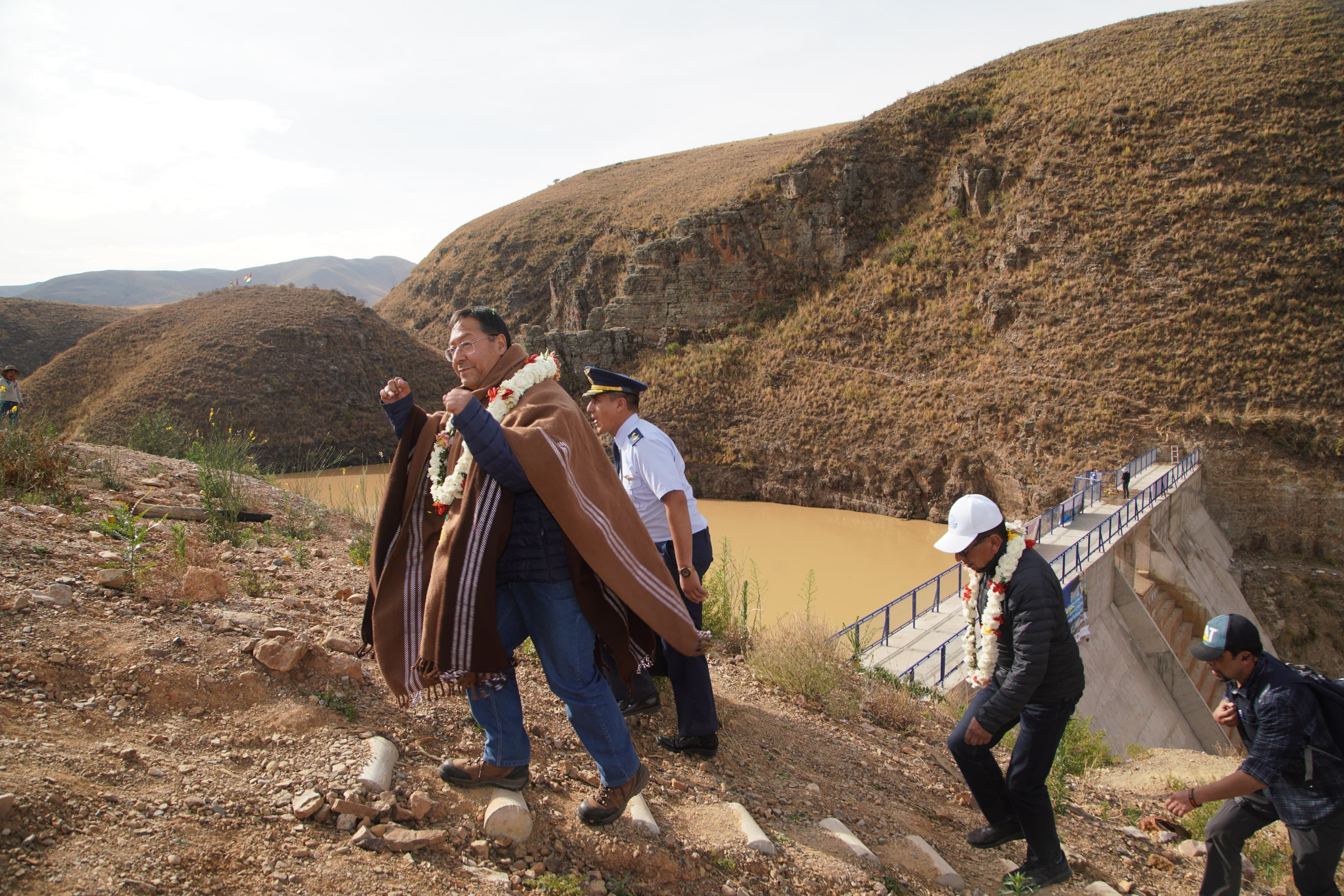 Presidente pide al Legislativo aprobar leyes enviadas para fortalecer el aparato productivo con riego y carreteras