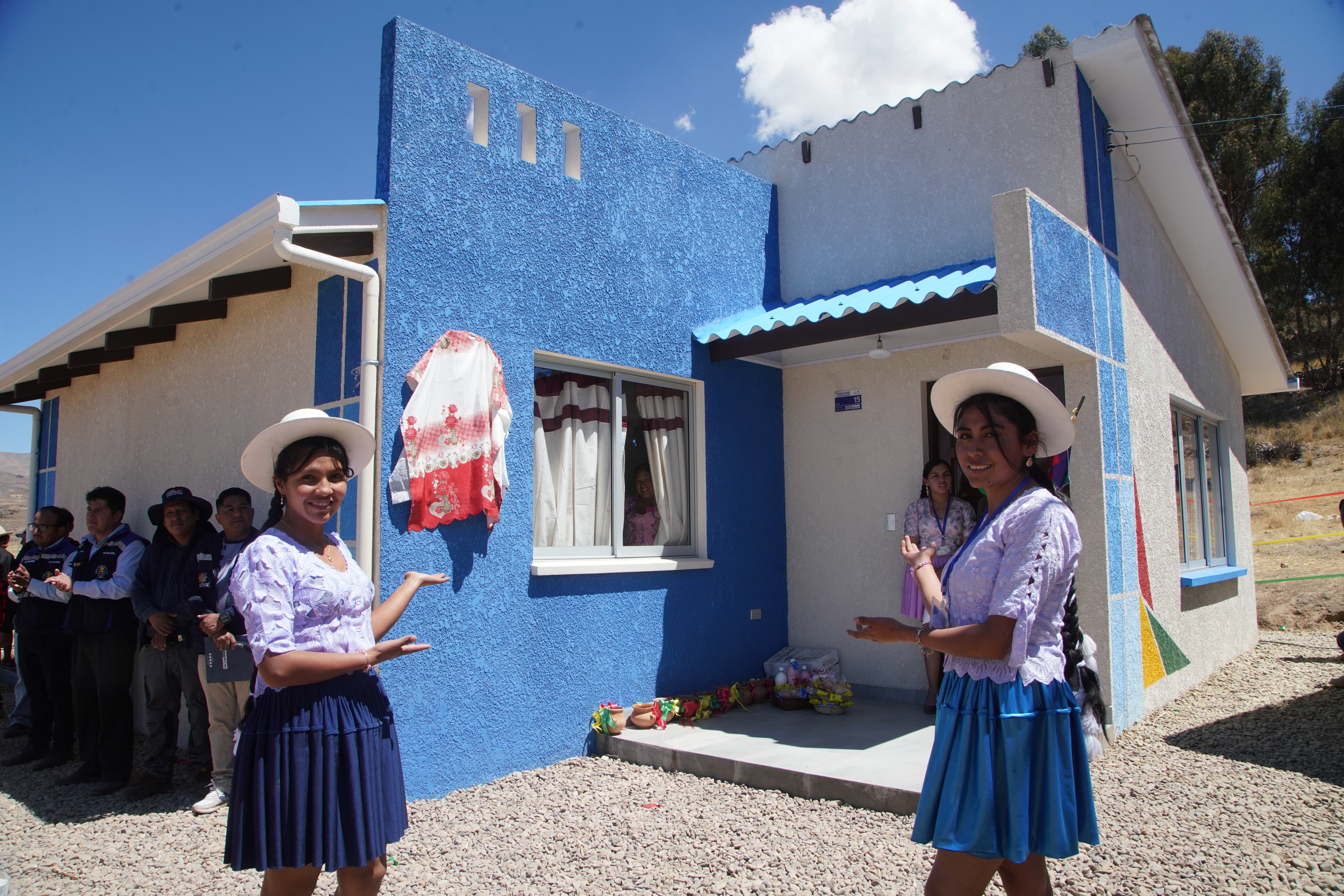 Arce entrega 48 viviendas y anuncia la construcción de la escuela de formación de maestros en Vacas 