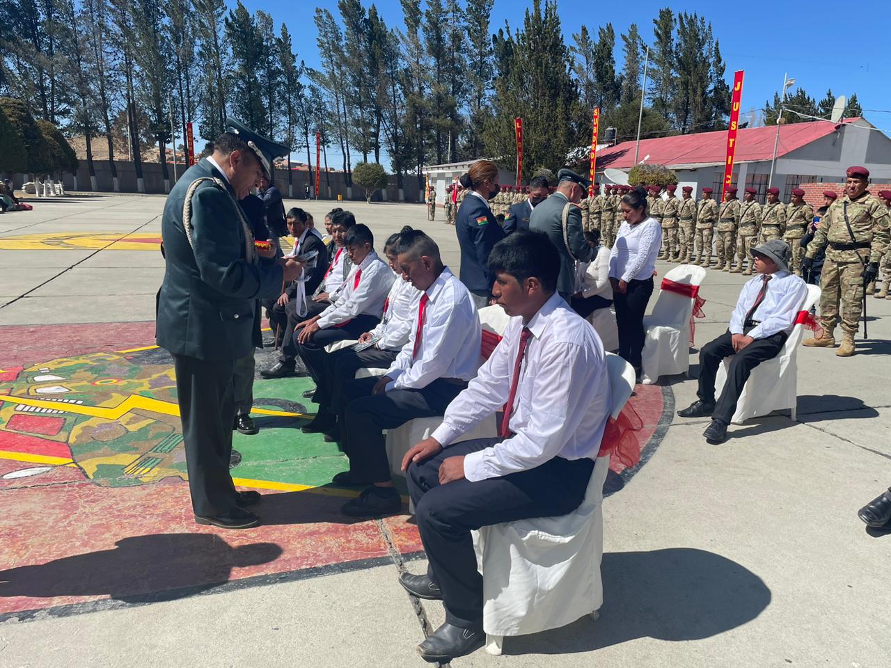 En Achacachi entregan libretas de servicio militar a personas con discapacidad