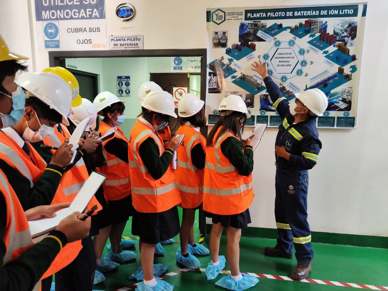 Estudiantes visitan el centro de investigación de YLB y conocen la fabricación de baterías