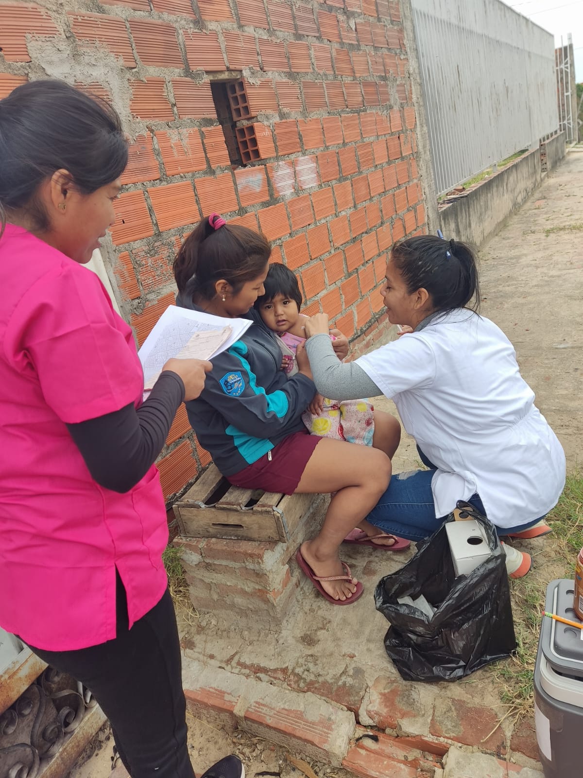 Brigadas médicas contra la tosferina intensifican vacunación en barrios de Santa Cruz
