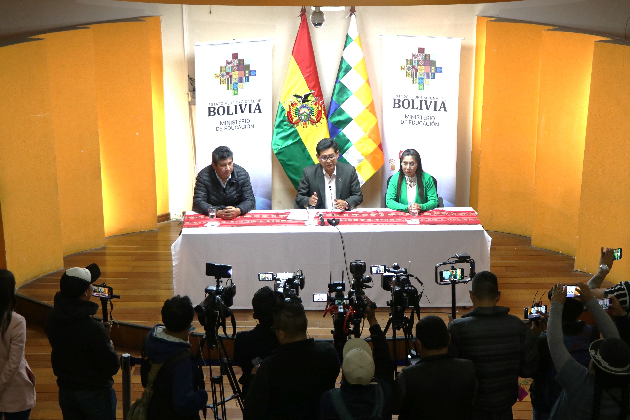 Ministro Pary saluda a los estudiantes y reafirma compromiso de lucha contra la violencia