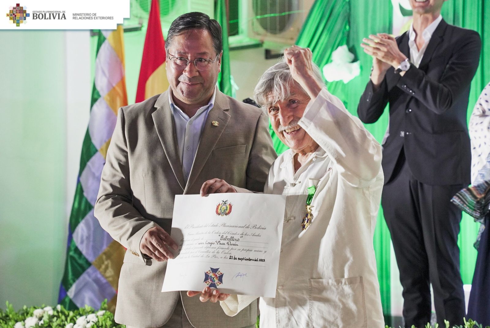 Presidente condecora con el Cóndor de los Andes al muralista Lorgio Vaca Durán