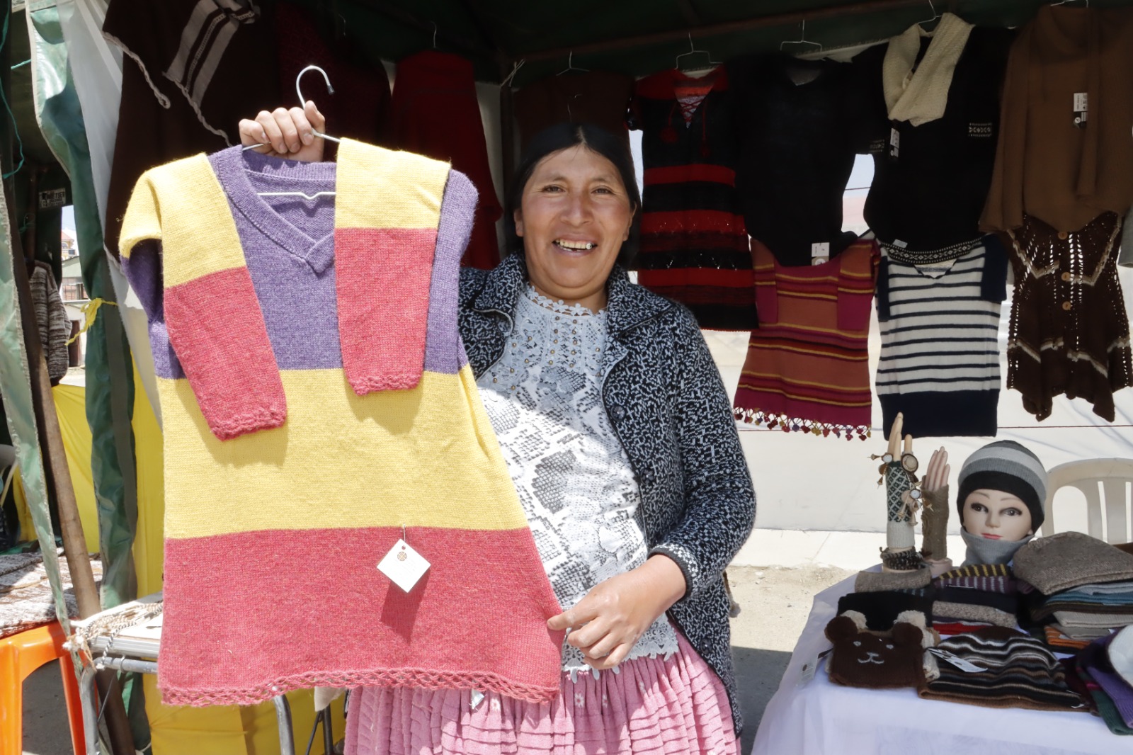 Feria de productos y derivados de camélidos oferta variedad de textiles y gastronomía en El Alto 