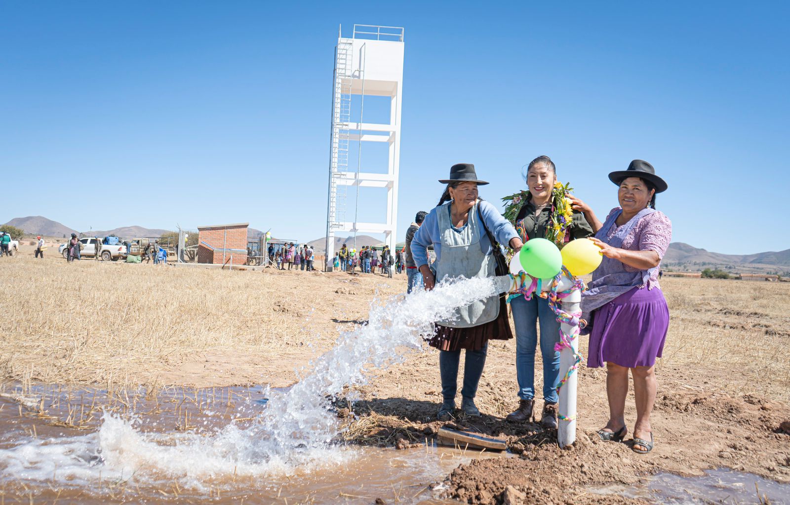 Gobierno gestiona millonaria inversión para garantizar agua potable y riego para Santa Cruz