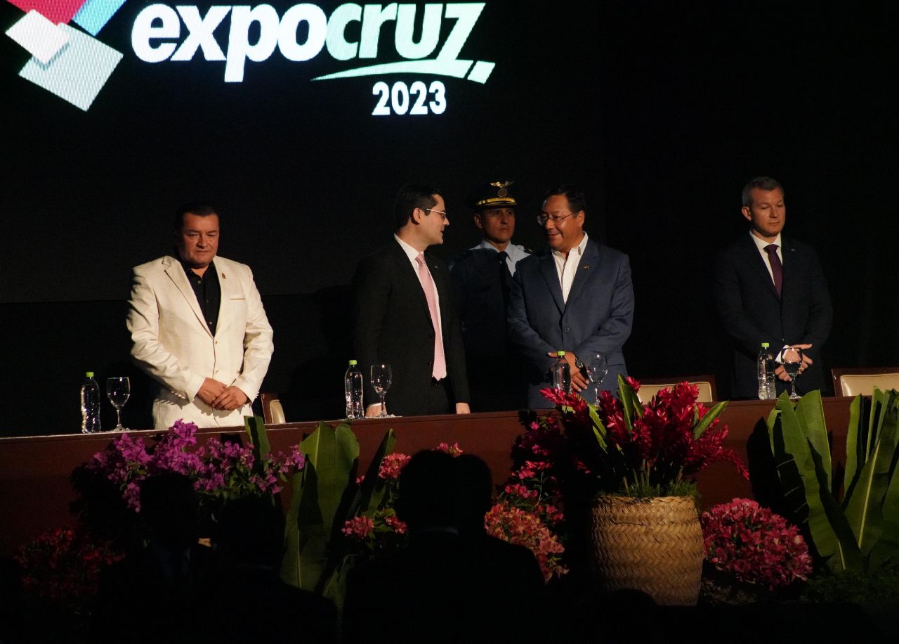 El presidente Luis Arce junto a empresarios de Santa Cruz. Foto: Comunicación Presidencial.