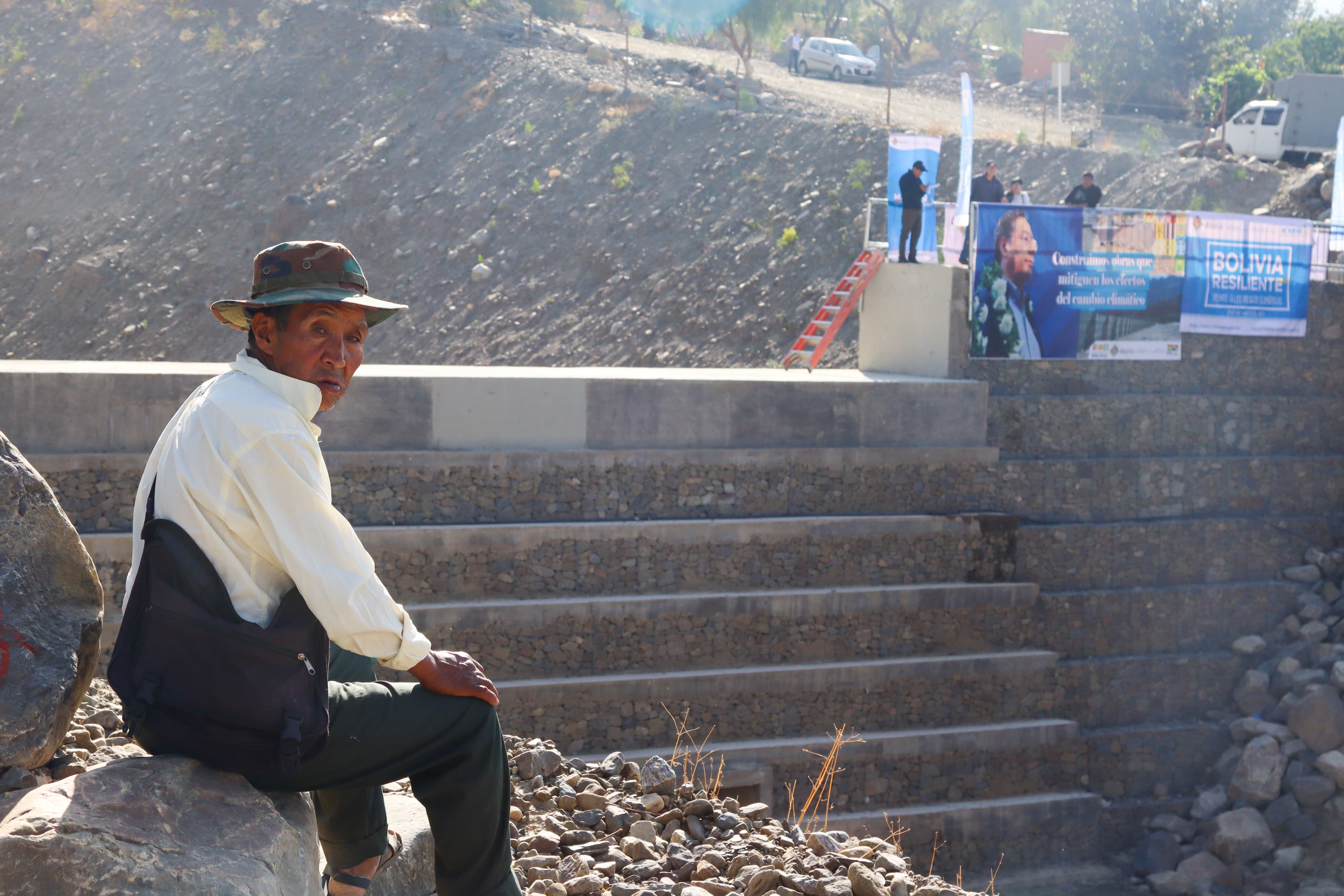 Presidente entrega defensivos en el río Taquiña y un sistema de riego por aspersión en Tiquipaya