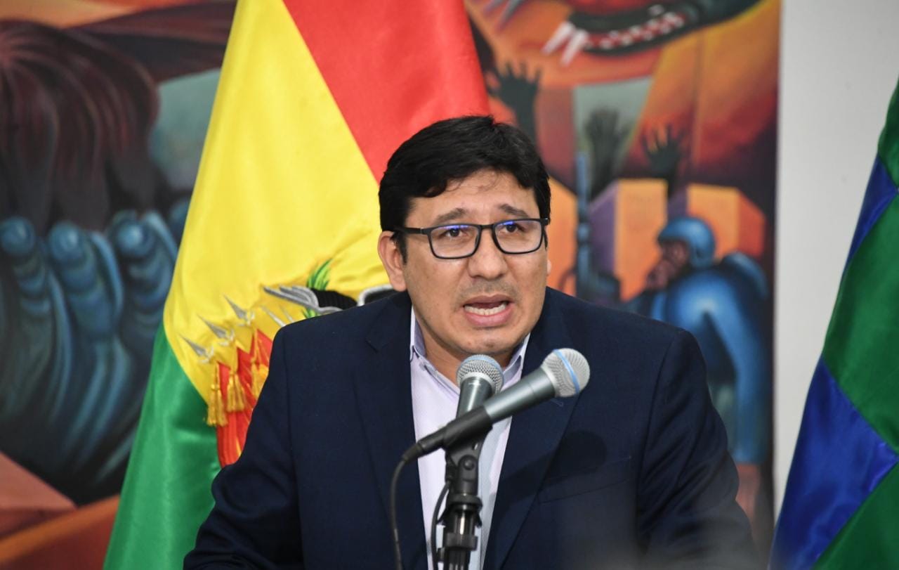 Ministro visita universidades de Europa para ampliar programa de becas relacionadas a tecnología en litio