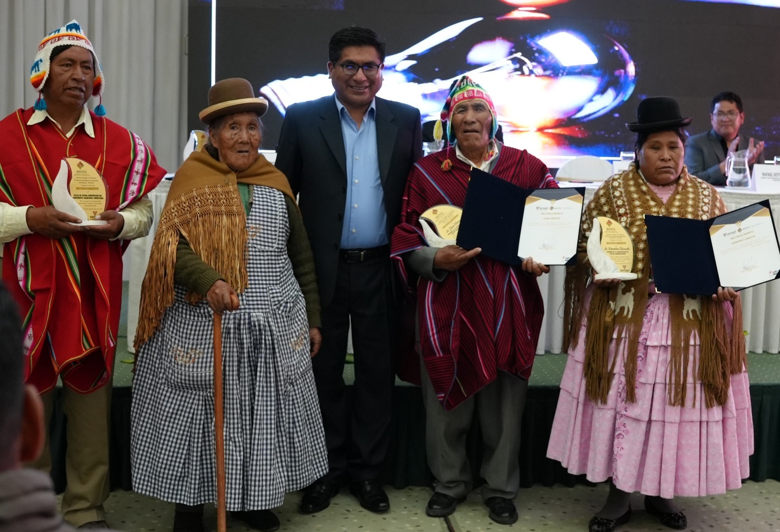 Entregan el galardón “Bolivia protege tu creación 2.0” a inventores, escritores, emprendedores, artistas e innovadores