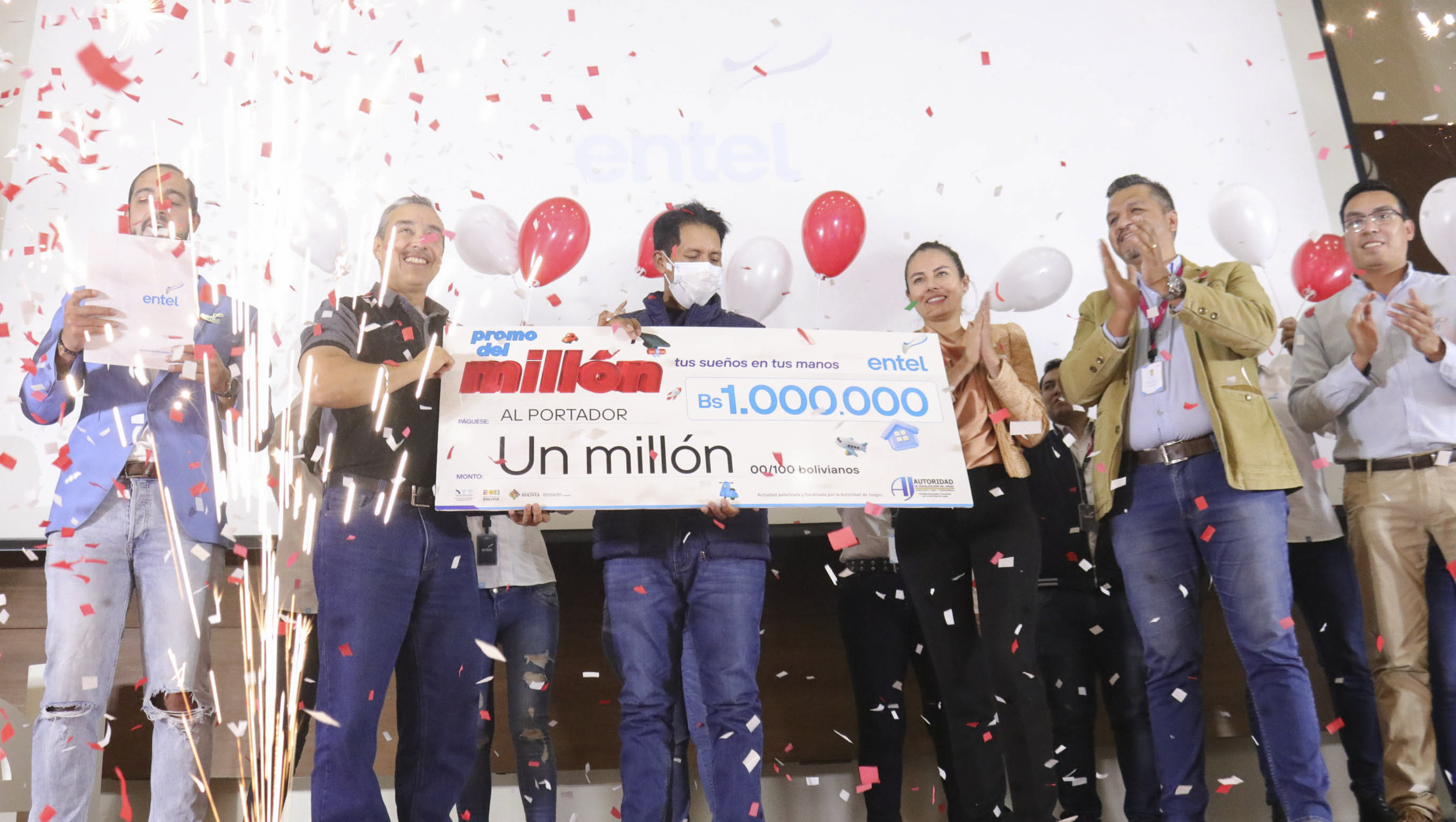 Entel premia con Bs 1 millón a agricultor paceño por la “Promo del Millón” 