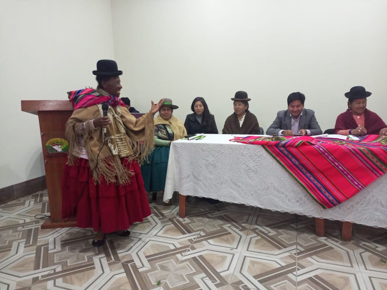 Mujeres indígenas se forman como promotoras para frenar la violencia y la contaminación en el área rural