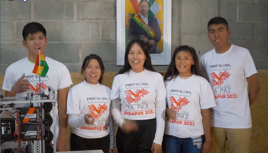 Equipo boliviano parte rumbo a Singapur para participar del torneo de robótica First Global Challenge 2023
