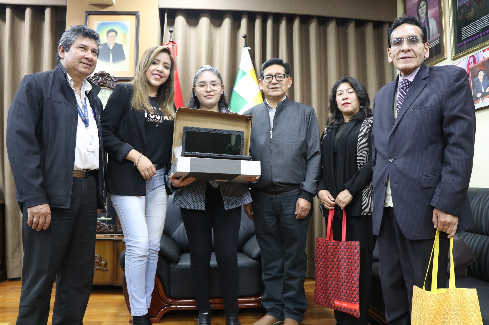 Gobierno entrega incentivo a finalista de la primera versión de la “Academia del Saber” de La Paz