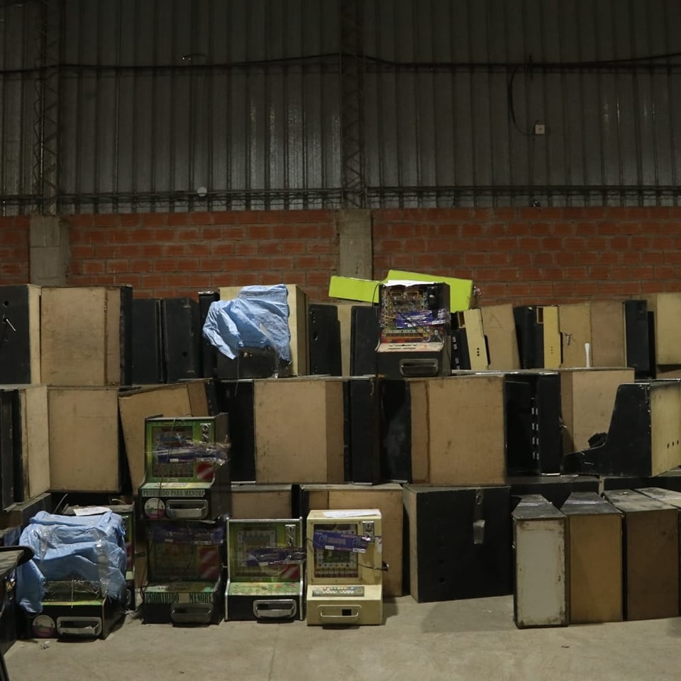Autoridad del Juego suscribe acuerdo para destruir 782 máquinas de azar