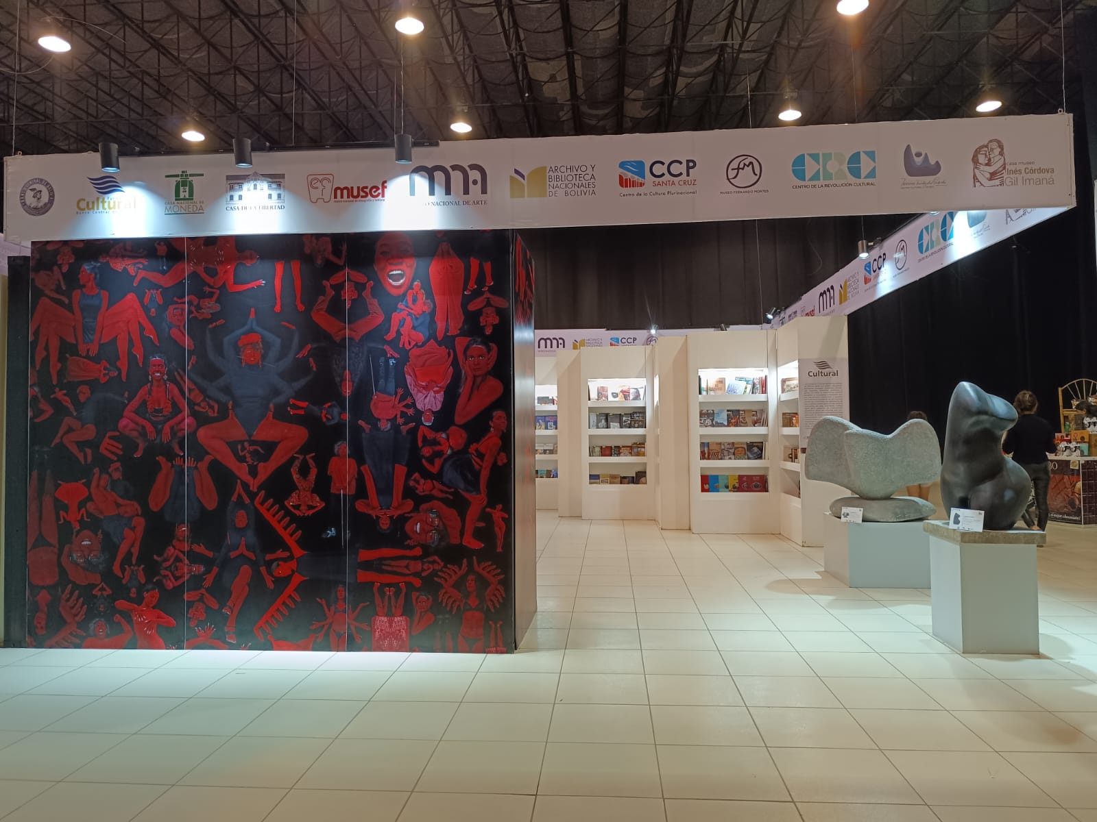 Ofertan revista dedicada a la Casa de Moneda y la biografía de Encarnación Lazarte en la Feria del Libro de Cochabamba