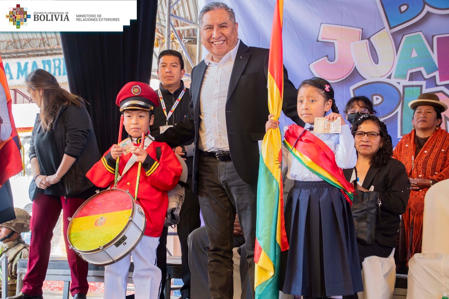 Canciller afirma que el bono Juancito Pinto es un reconocimiento al esfuerzo de los estudiantes