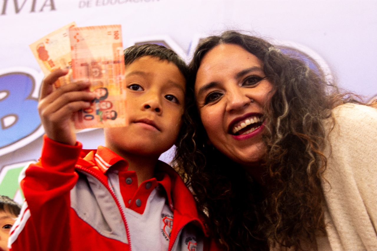 Ministra Castro destaca esfuerzos del Gobierno para reactivar la economía que hacen posible pago del bono Juancito Pinto