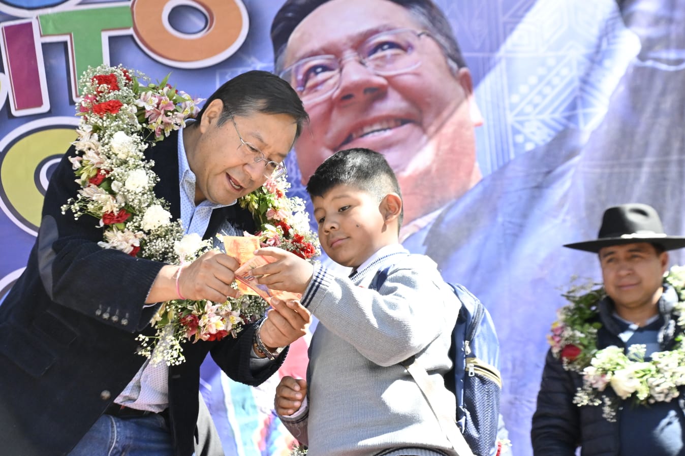 Presidente inicia el pago del Bono Juancito Pinto y destaca el aporte de las empresas públicas en la reducción de la deserción escolar 