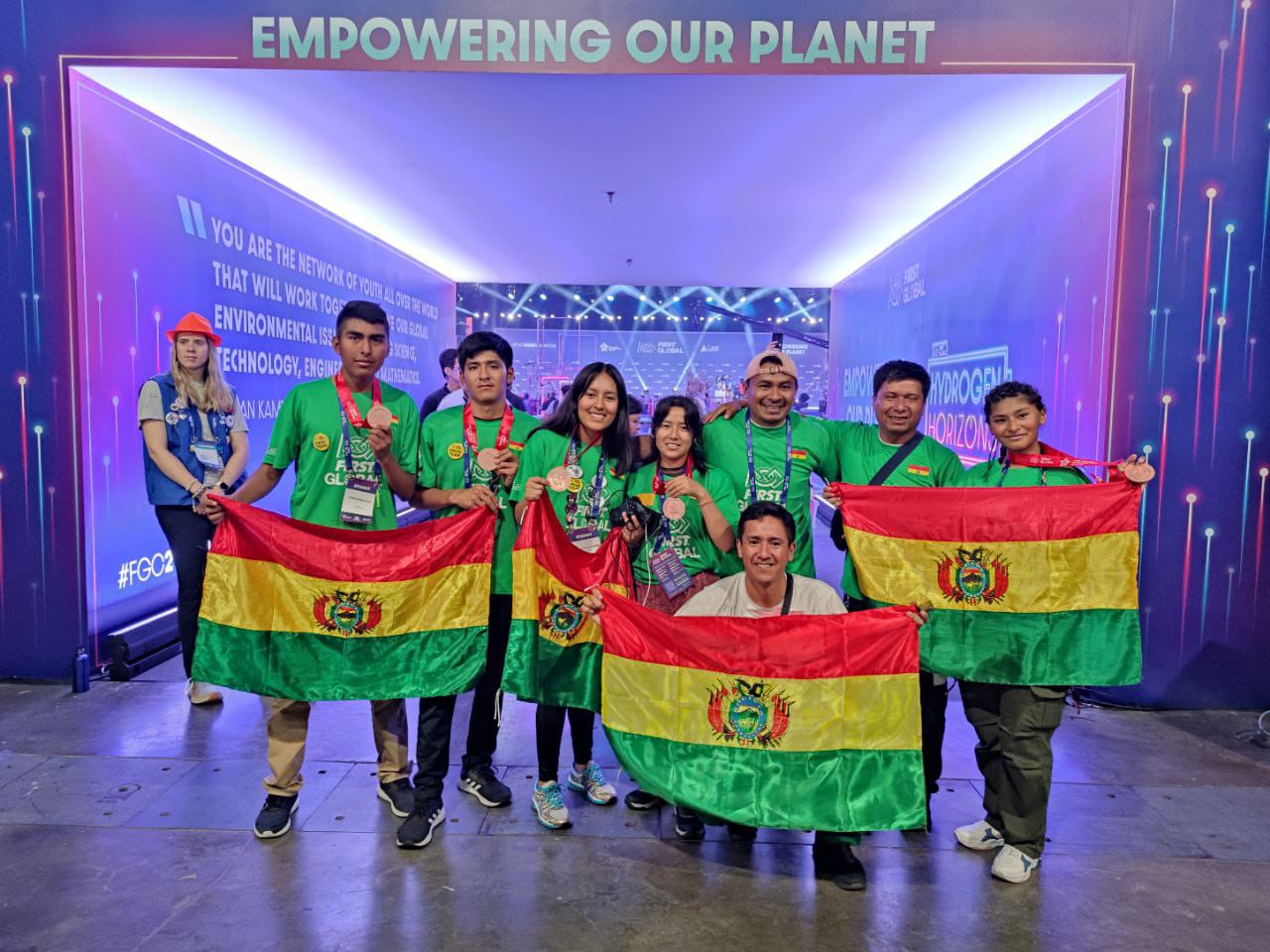 Bolivia logra el tercer lugar en la competencia mundial de robótica “First Global Challenge – Singapur 2023”