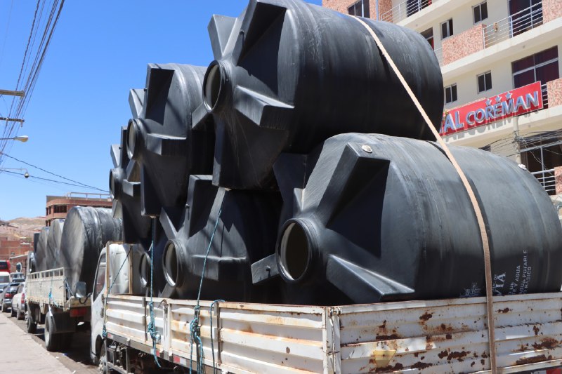 Gobierno entrega tanques de almacenamiento de agua de 5.000 y 3.500 litros al municipio de Potosí