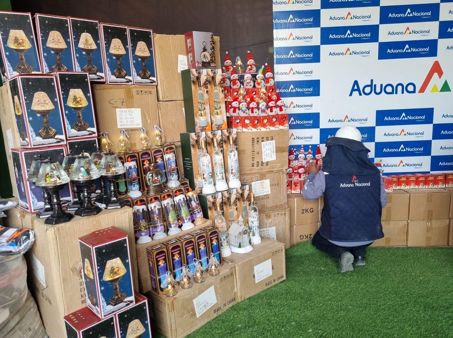 Aduana subastará 21 toneladas de prendas, laptops, cámaras y adornos navideños comisados en Oruro 