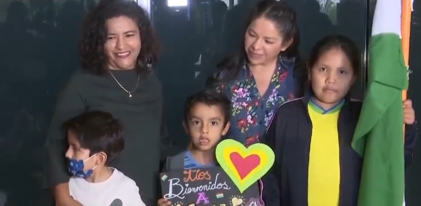 Llegan a Bolivia 12 nacionales evacuados de Israel