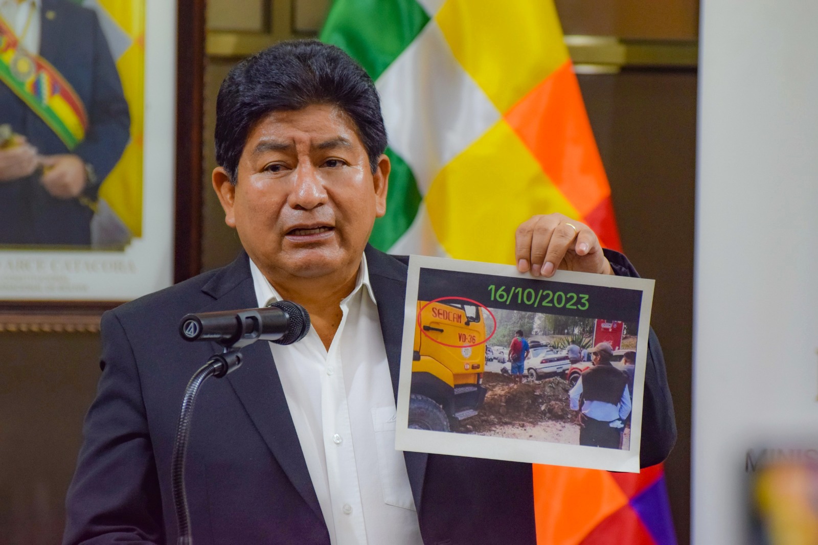 Ministro Montaño anuncia demanda penal contra propietarios de maquinaria utilizada para bloquear en el Chapare