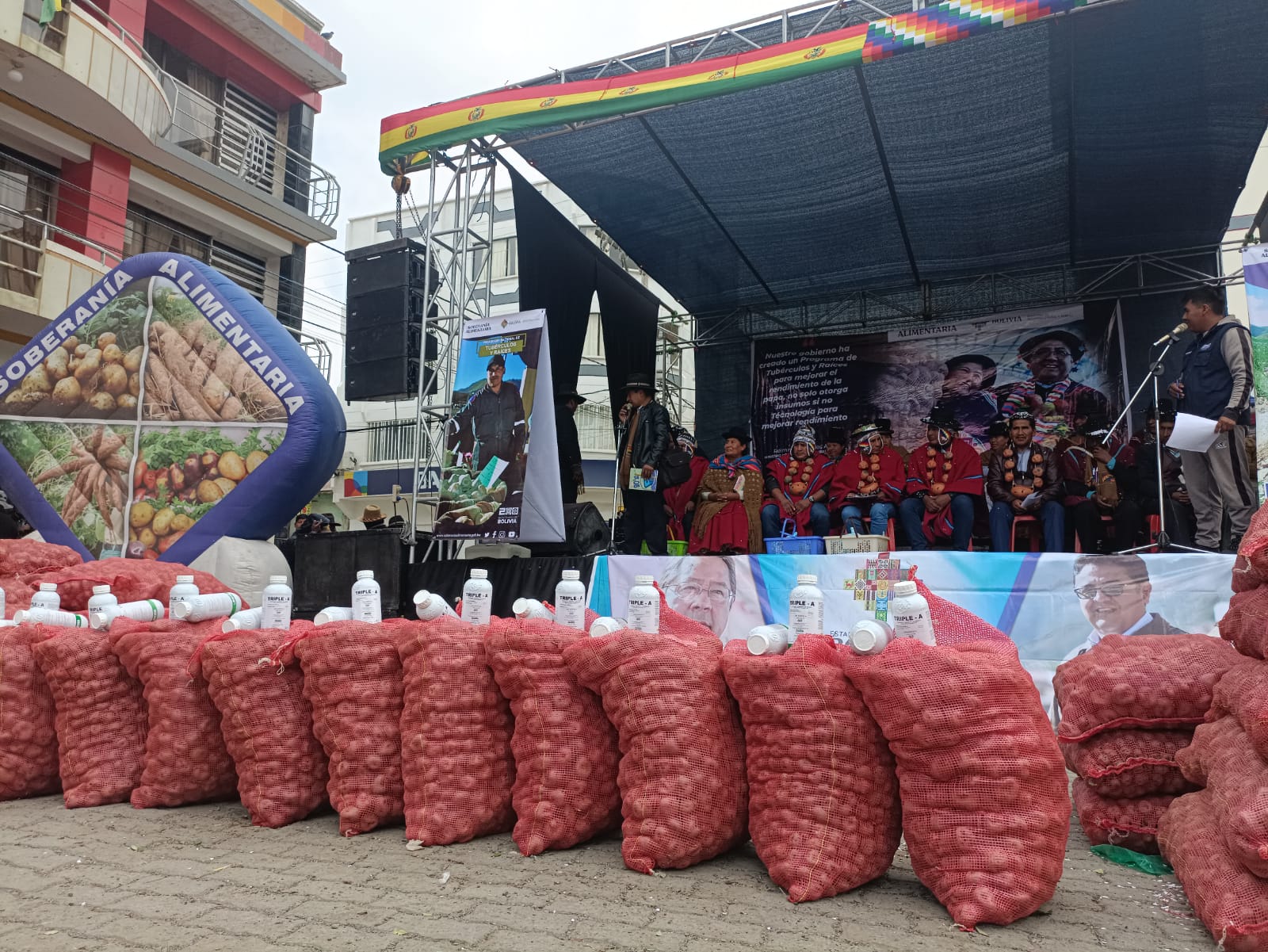 Entregan semillas de papa e insumos agrícolas a productores de cinco municipios de La Paz