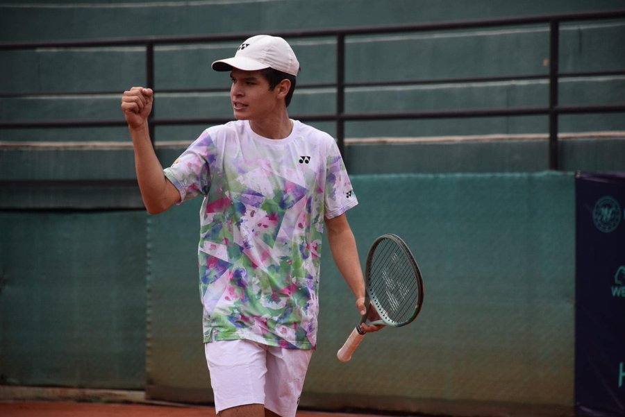 Arce felicita al tenista Juan Carlos Prado por coronarse campeón en el torneo Cóndor de Plata
