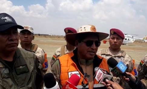 Defensa Civil desplaza helicóptero y cisternas para sofocar incendios forestales en el norte de La Paz