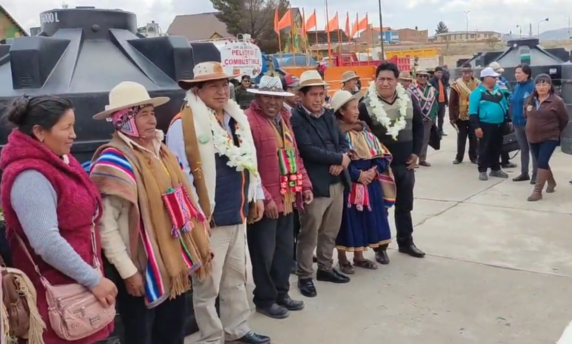 Gobierno entrega carros cisterna, tanques para almacenar agua y otros insumos a 30 municipios golpeados por la sequía en Oruro