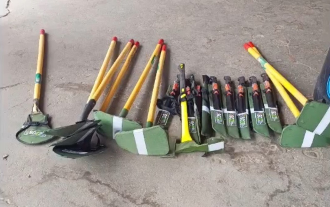 Gobernación cruceña entrega 19 herramientas como machetes y azadones a bomberos de la Policía para combatir incendios