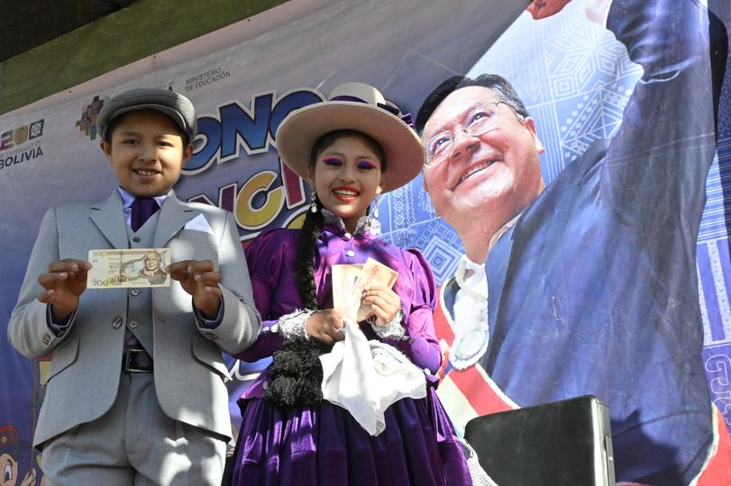 Arce destaca llegada del Bono Juancito Pinto a más del 50% de beneficiarios y reafirma compromiso con la niñez y juventud